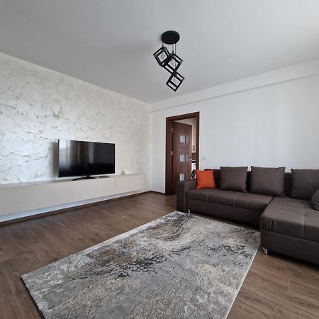 Downtown Apartment Ramnicu Valcea Bagian luar foto