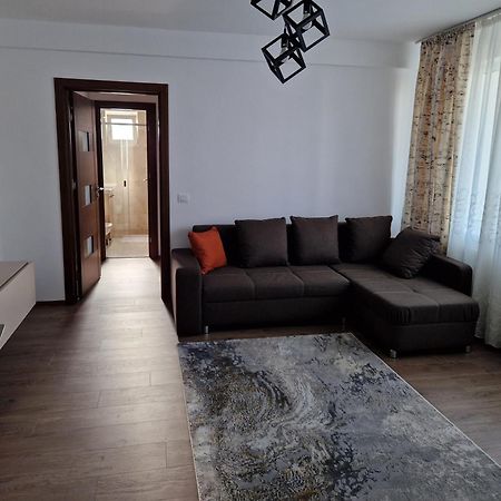 Downtown Apartment Ramnicu Valcea Bagian luar foto