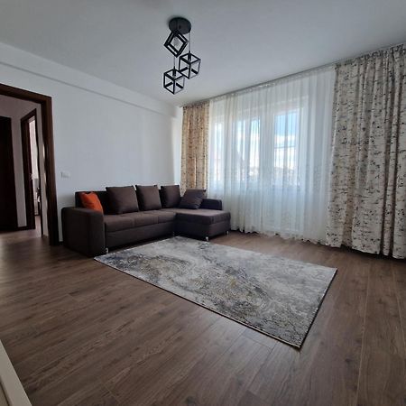 Downtown Apartment Ramnicu Valcea Bagian luar foto