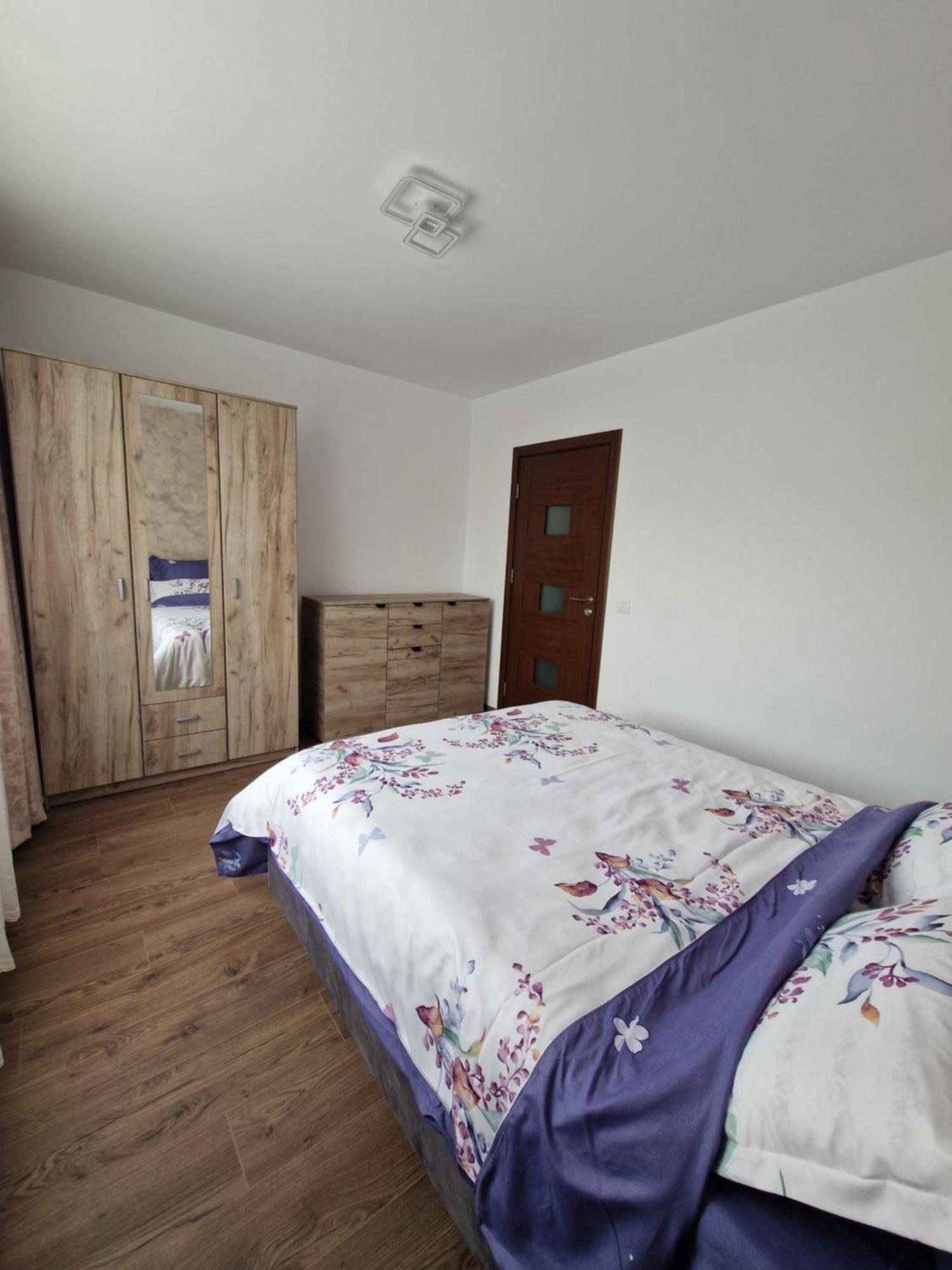 Downtown Apartment Ramnicu Valcea Bagian luar foto