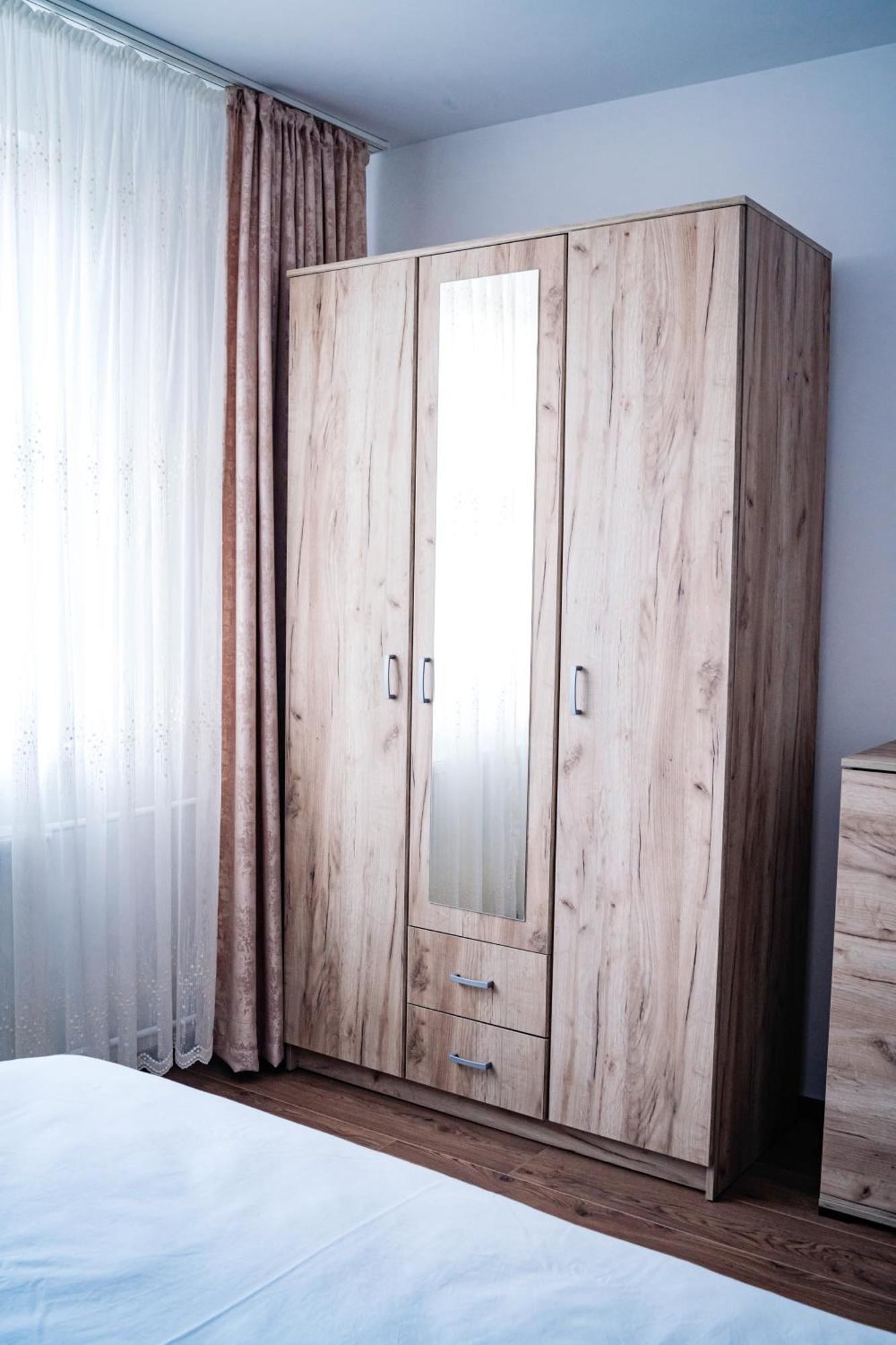 Downtown Apartment Ramnicu Valcea Bagian luar foto