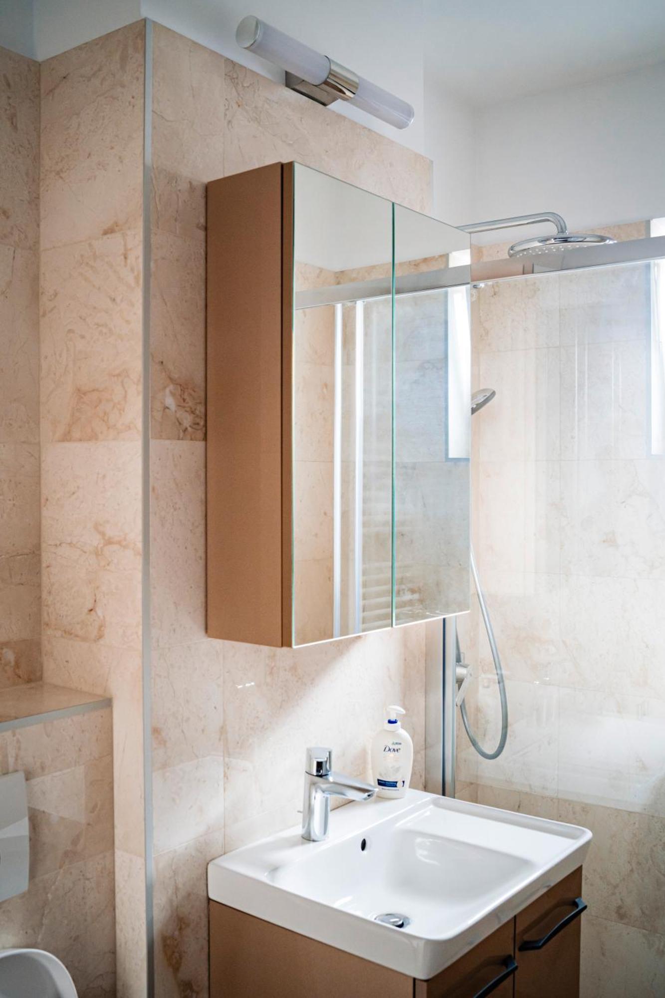 Downtown Apartment Ramnicu Valcea Bagian luar foto