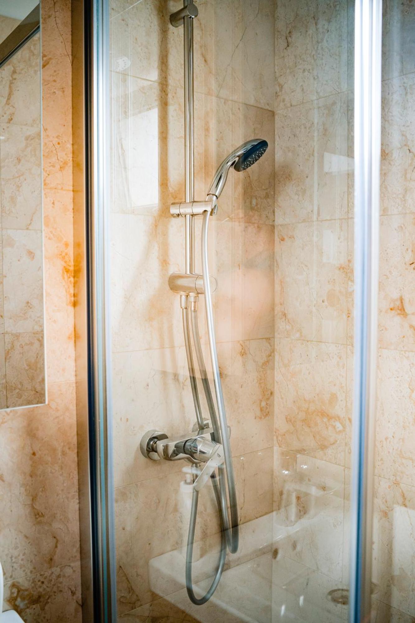 Downtown Apartment Ramnicu Valcea Bagian luar foto
